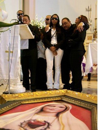 Familia de Luz Massiel da ultimo Adios en la iglesia Corazón de Jesús
